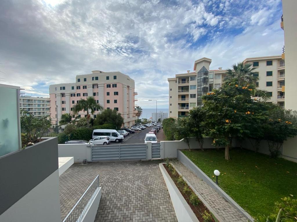 Elephant 2Br Apartment With Terrace, Side Sea View And Pool Access Funchal Dış mekan fotoğraf